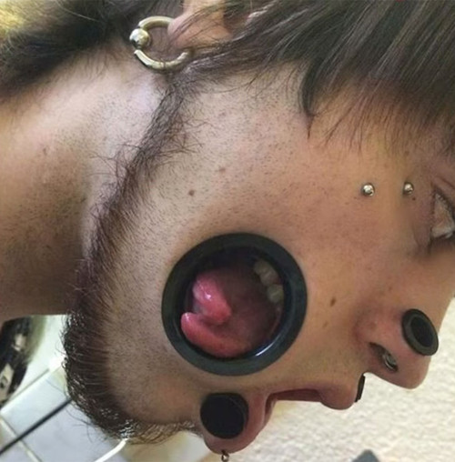 Joel Miggler (24 tuổi) được biết đến với tên Bodymoded Punky trên mạng xã hội. Từ năm 13 tuổi, Joel đã làm quen với trào lưu làm đẹp rùng rợn Body Modification (biến đổi cơ thể, tên gọi của xu hướng xăm mình và xâu đục cơ thể).