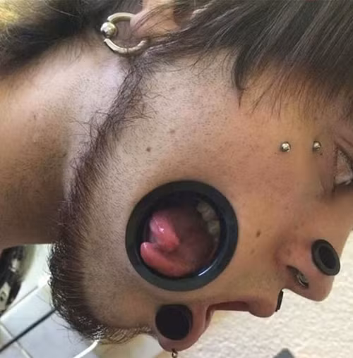 Joel Miggler (24 tuổi) được biết đến với tên Bodymoded Punky trên mạng xã hội. Từ năm 13 tuổi, Joel đã làm quen với trào lưu làm đẹp rùng rợn Body Modification (biến đổi cơ thể, tên gọi của xu hướng xăm mình và xâu đục cơ thể).