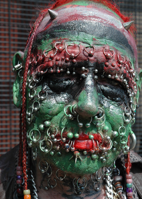 Đây có lẽ là một fan cuồng nhiệt của trào lưu làm đẹp bằng cách xỏ khuyên. Lượng đinh, khuyên sắt nhiều đến mức khiến người khác cảm giác da mặt anh có thể bị trầy xước mạnh mỗi khi mỉm cười.