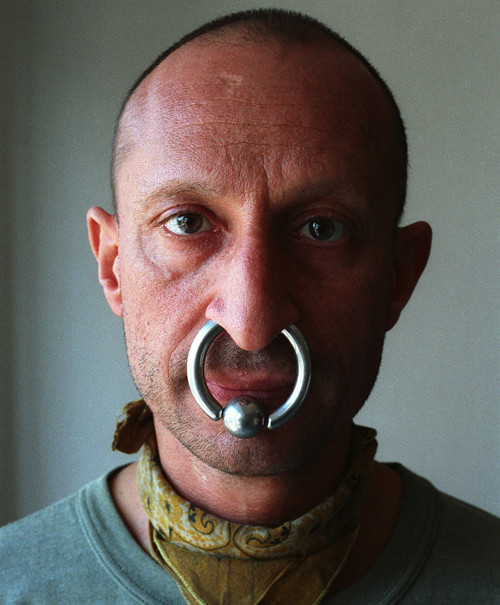 Trong khi đó, người đàn ông này gây ấn tượng bởi chiếc khuyên khổng lồ đâm xuyên hai lỗ mũi.