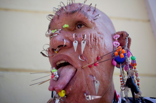 Không hứng thú với hình xăm, người đàn ông làm đẹp bằng cách dùng vật nhọn đâm xuyên má cùng lượng lớn khuyên sắt được đính vào chỗ hiểm.