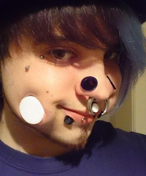 Say mê thú chơi bị coi là "hành xác" này, Joel Miggler đã đục 25 lỗ lớn nhỏ trên cơ thể và có hàng tá hình xăm. Sự biến đổi đáng chú ý nhất của Joel là hai lỗ lớn ở hai má, từ đó có thể nhìn thấy hàm răng và cái lưỡi được chẻ đôi của anh chàng.