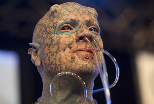 Không ít người từng giật mình khi chứng kiến vẻ bề ngoài của nhân vật này. Để sở hữu vẻ ngoài cực dị, anh ta sẵn sàng tỉa tai, tạo 2 khối u sần trên đầu, tán đinh quanh môi cùng đôi mắt đỏ ngầu.