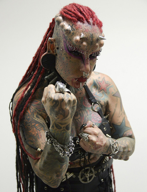 Không kém cạnh, người phụ nữ cũng sẵn sàng chịu đau để gương mặt, thân mình được bủa vây bởi các hình xăm. Cô cũng vô cùng chịu chơi khi đeo khuyên lông mày, mũi, môi; tán đinh, tạo u sần ở đầu.