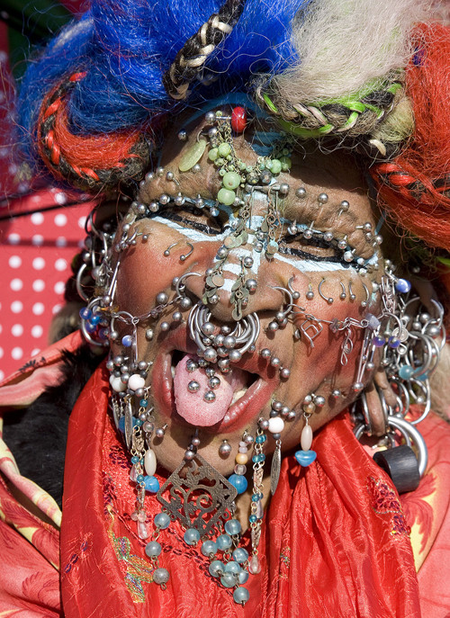 Có lẽ người phụ nữ trong hình quan niệm đẹp là phải đeo khuyên, xỏ vòng, chăng dây khắp mặt… khiến người nhìn phải kinh ngạc.