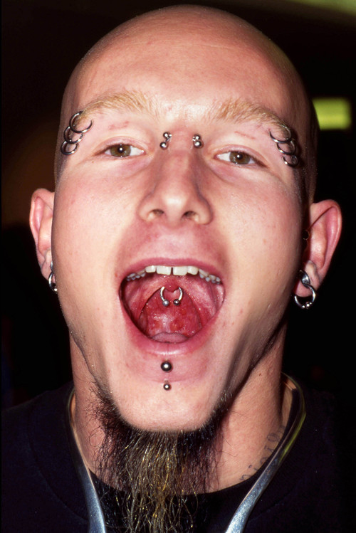 Trong khi đó, đeo khuyên cho cổ họng như này sẽ gây khó khăn trong việc nuốt đồ ăn, làm tắc các tuyến nước bọt, cản trở chức năng tiêu hóa, tắc nghẽn đường hô hấp do viêm sưng hoặc gây chảy máu nặng do cọ xát.