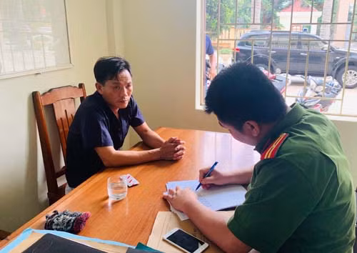 Say ruou, nguoi dan ong danh vo con roi danh luon cong an phuong