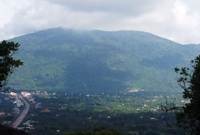 Hạt kiểm lâm liên huyện Xuân Lộc và TX Long Khánh (tỉnh Đồng Nai) vừa có công văn đề nghị, xin ý kiến chỉ đạo của UBND huyện Xuân Lộc (tỉnh Đồng Nai) và Chi cục kiểm lâm Đồng Nai về công tác bảo tồn đàn voọc Chà Vá chân đen tại khu vực núi Chứa Chan.