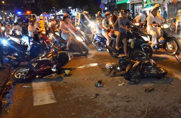 Nhà chức trách cho biết: "Hiện trường vẫn còn ngổn ngang, các đơn vị có liên quan vẫn đang khẩn trương khám nghiệm, ghi lời khai nhân chứng để từng bước làm rõ".