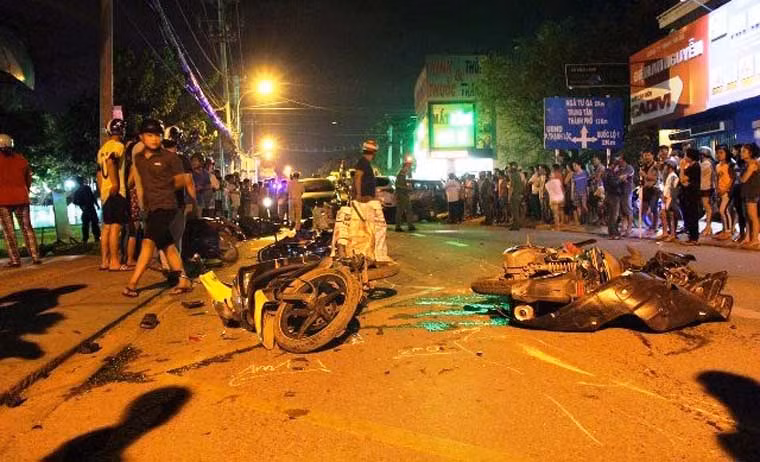 Theo thông tin từ công an, có thêm một nạn nhân trong vụ tai nạn tử vong sau khi được đưa đến bệnh viện. Bước đầu xác định hai nạn nhân tử vong là ông Lê Công Dũng (63 tuổi, quê tỉnh Cần Thơ) và em Đoàn Tuấn Anh (15 tuổi, ngụ quận 12).