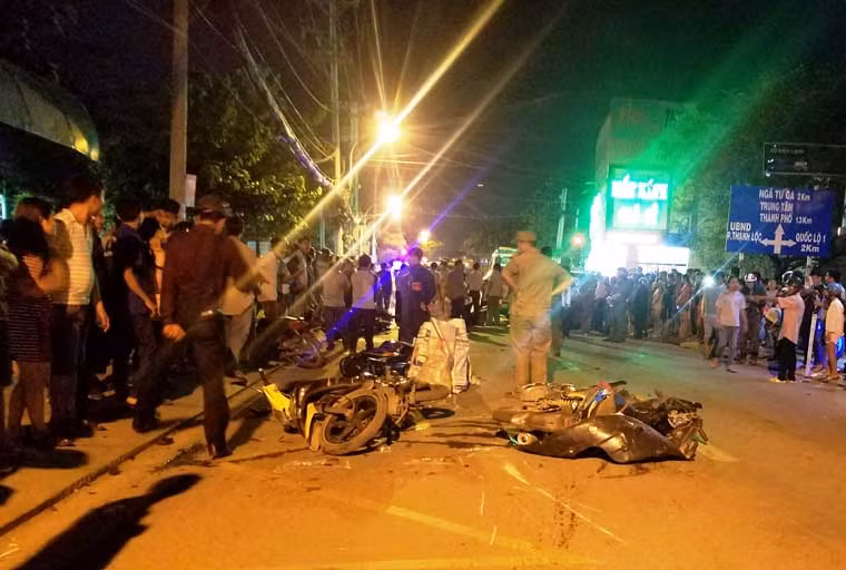 Khi đến gần nút giao với đường Tô Ngọc Vân, chiếc ôtô 5 chỗ nói trên đã tông hàng loạt xe máy, ô tô khác đang lưu thông theo cả 2 hướng trên đường.