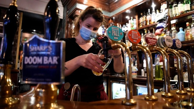 Có thể điều này khiến bạn ngạc nhiên, nhưng ở Anh, bạn không được phép say trong các quán bar hoặc quán rượu.