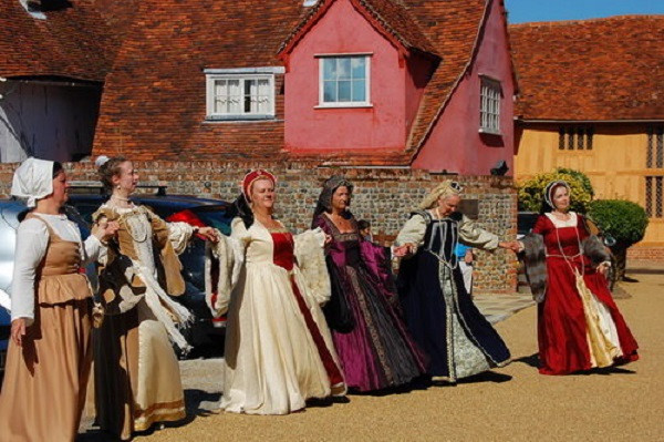 Người dân Anh không tôn sùng, đề cao mọi thứ ở London, trừ phi bạn đang nói chuyện với một người ở London. Trong ảnh là một buổi trình diễn tái hiện cuộc sống thời xưa trên quảng trường một làng ngôi làng ở Anh. Ảnh: Diệu Hương.