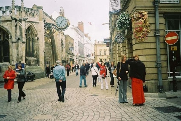 Bạn đừng bao giờ giao tiếp bằng mắt khi ở London. Dù bất kể trong tình huống nào, người dân London đều sẽ hạn chế nhìn vào mắt nhau. Cũng không có chuyện làm quen với một người lạ trên phương tiện giao thông công cộng. Ảnh minh họa.