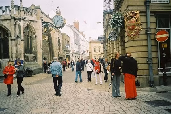 Bạn đừng bao giờ giao tiếp bằng mắt khi ở London. Dù bất kể trong tình huống nào, người dân London đều sẽ hạn chế nhìn vào mắt nhau. Cũng không có chuyện làm quen với một người lạ trên phương tiện giao thông công cộng. Ảnh minh họa.