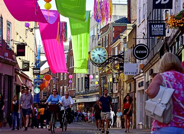 Ở Anh quốc, khoảng cách trên các con đường được tính bằng thước và dặm. Các vật thể được đo bằng cm và mét. Chiều cao được tính bằng feet và inch. Thức ăn được cân theo gam và kilogam còn cân nặng của con người tính theo stone. Điều này có thể khiến nhiều người bỡ ngỡ khi lần đầu đến thăm đất nước này. Ảnh: Người đô thị.