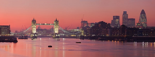 Sông Thames chảy qua London có hơn 200 cây cầu và 20 đường hầm. Người Saxon đã phá hủy cầu London bằng cách sử dụng thuyền và dây thừng để phá nó.