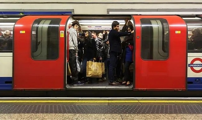 Khoảng cách từ ga Quảng trường Leicester đến Covent Garden (London) chỉ cách nhau chưa tới 300m, bằng khoảng 4 phút đi bộ. Ấy thế nhưng hàng nghìn người vẫn mua vé tàu để đi, thay vì tản bộ.