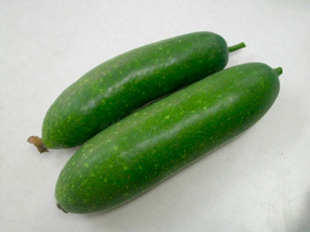 Bí đao hay còn gọi là bí xanh, theo y học cổ truyền thì nó có tính mát, vị ngọt có công dụng giải nhiệt cơ thể hiệu quả, ngoài ra còn lợi tiểu, giúp giải độc, giảm béo...