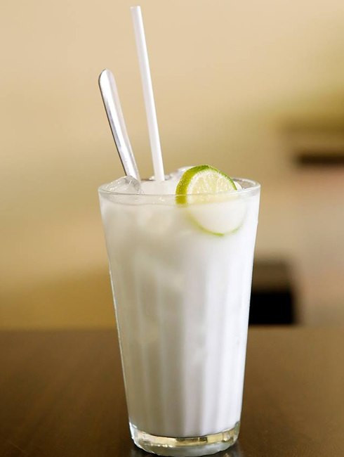 Bạn chỉ cần cho khoảng 100ml nước lọc cùng 1 thìa bột sắn dây, đường và hai quả quất khuấy đều lên. Khi uống bạn có thể cho thêm đá lạnh nếu thích.