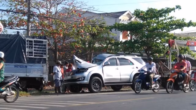 Khoảng 6h sáng ngày 10/3, trên tuyến quốc lộ 1A, khu vực gần cầu số 2, địa phận xã Vĩnh Mỹ B, huyện Hòa Bình đã xảy ra vụ va chạm giữa xe tải với xe khách, làm sáu người bị thương nặng phải nhập viện trong tình trạng khá nguy kịch. Ảnh: Nhân Dân.