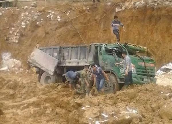 Vụ tai nạn xe tải lao xuống hồ đang thi công của công trường và lật ngửa, khiến tài xế tử vong xảy ra vào khoảng 9h48 sáng 10/3, tại một công trường đang thi công thuộc thị trấn Chợ Chu, Định Hoá, tỉnh Thái Nguyên khiến nhiều người không khỏi bàng hoàng. Ảnh: Giao thông.