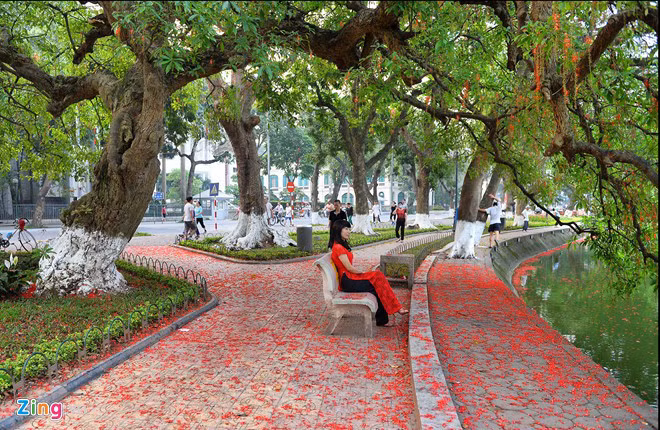 Ông Nguyễn Đức Chung, Chủ tịch UBND Hà Nội, cho biết nữ thị trưởng Paris vừa tặng Hà Nội một cột nước chất liệu gang từ thời Pháp mà bà tìm được. Sau khi tiếp nhận món quà này, thành phố đã cho thiết kế các cột nước giống với mẫu trên, tới đây sẽ lắp đặt ở quanh hồ để người dân có thể uống trực tiếp tại vòi - thông tin trên báo Zing. Ảnh minh họa (nguồn: Zing).