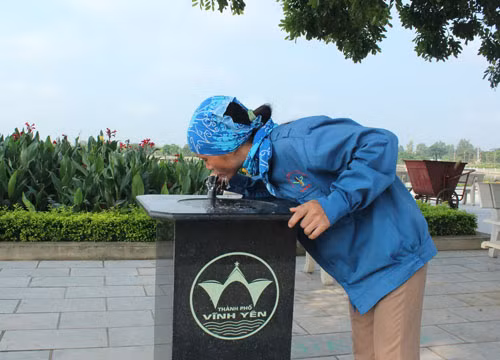 Năm 2014, Vĩnh Phúc cũng đã triển khai lắp trụ nước công cộng phục vụ người dân uống nước sạch miễn phí tại vòi. Ảnh: Vĩnh Phúc.