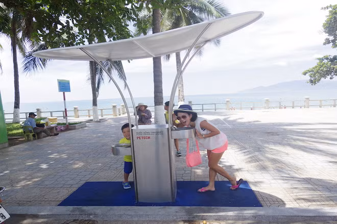 Các trụ nước uống công cộng miễn phí đều được kiểm tra về áp lực nước, chất lượng nước để đảm bảo sức khỏe cho người sử dụng. Ảnh trụ nước ở Nha Trang (Vũng Tàu).