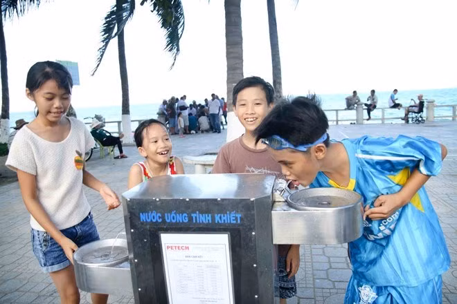 Một trụ nước được lắp tại bờ biển Nha Trang hồi tháng 5/2015 nhận được nhiều phản hồi tích cực của người sử dụng. Ảnh: Lao động.