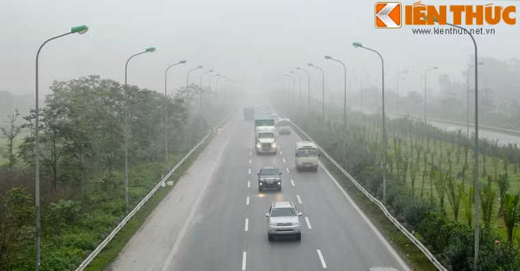 9-10h sáng, màn sương bao phủ Hà Nội vẫn dày đặc, nhiều phương tiện khi di chuyển phải bật đèn vì hạn chế tầm nhìn.