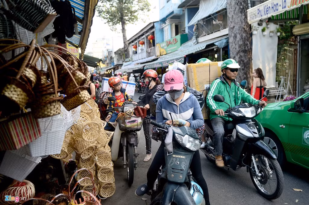 Lòng đường bị lấn chiếm gần như biến mất.