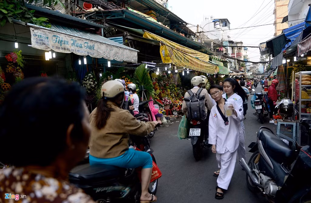 Xe cộ, người đi bộ di chuyển gặp không ít khó khăn.