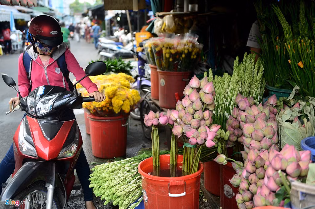 Theo ghi nhận, ngoài diện tích sạp để kín hàng hóa, hầu như hộ kinh doanh nào cũng tận dụng một phần lòng đường Hồ Thị Kỷ để trưng bày hoa.