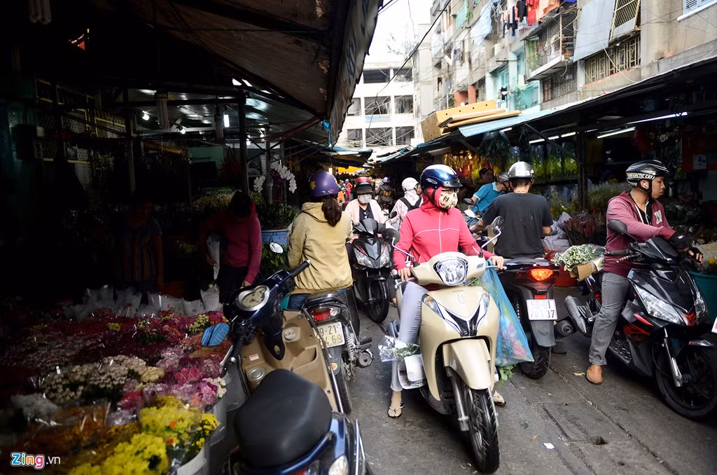 Phần bên trong khu chợ nằm cạnh chung cư Lê Hồng Phong cũng chật kín cảnh mua bán.