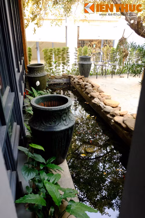 Tiểu cảnh hồ nước giúp không gian sân vườn thêm đẹp mắt. Trong phong thủy, nước chiếm một vị trí rất quan trọng vì nước là nơi tích tụ khí tốt, tượng trưng cho sự thịnh vượng của gia chủ.