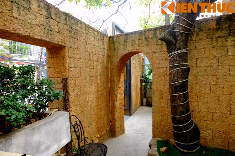 Lối vào ngôi nhà đá ong khá lạ mắt, với cổng vòm thường thấy trong nhà truyền thống xưa.