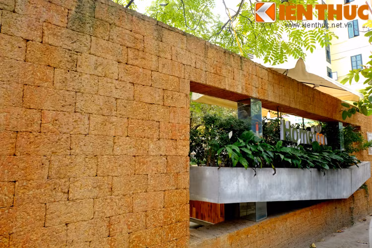 Điều đầu tiên khiến mọi người chú ý chính là vật liệu được các kiến trúc sư lựa chọn cho công trình: đó là đá ong. Từ tường nhà cho đến hàng rào, cổng... đều được làm từ vật liệu xây dựng truyền thống này.