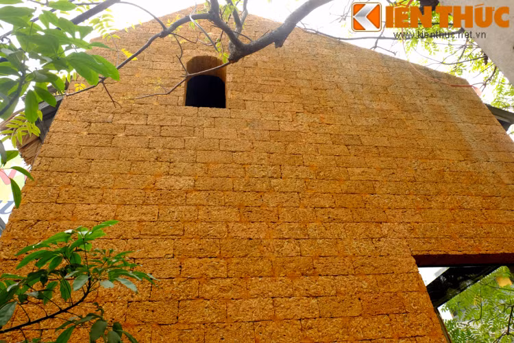 Trong xây dựng, đá ong khá được ưa chuộng vì có một đặc điểm nổi trội là hấp thụ nhiệt kém, tỏa nhiệt nhanh. Thế nên, công trình sử dụng vật liệu đá ong mát về mùa hè và ấm áp vào mùa đông.