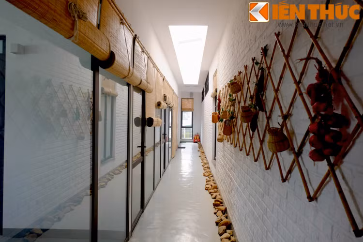 Hành lang tầng 2 với tông trắng chủ đạo. Lối đi được rải sỏi, vật liệu trang trí bằng mây tre, mang nét truyền thống và tinh thần "thiền", "tịnh" của gia chủ.