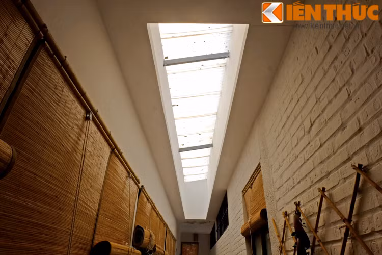 Ánh sáng của hành lang được lấy qua hệ cửa kính trên mái.