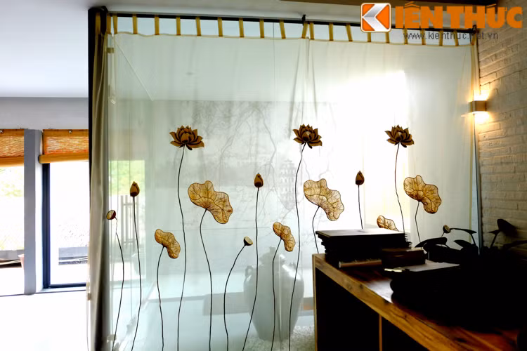 Các khoảng không gian được ngăn chia mờ.