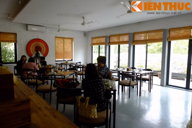 Tầng hai của căn nhà cũng chú trọng việc lấy sáng tự nhiên qua các hệ cửa kính.