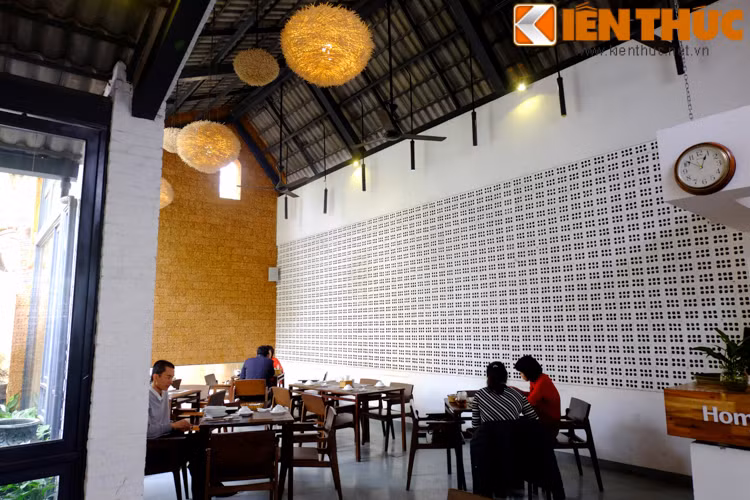 Các mảng tường gạch lỗ không trát, sơn trắng đơn giản, sinh động, toát lên vẻ nhẹ nhàng, tinh tế.