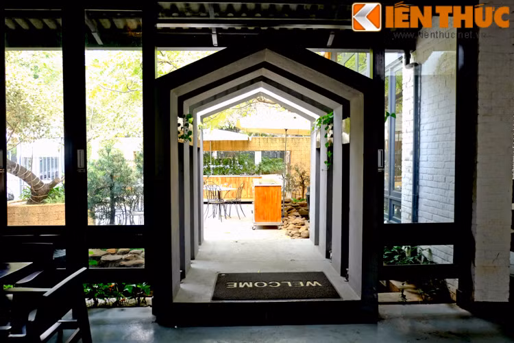 Ánh sáng tự nhiên tràn ngập ngôi nhà nhờ hệ cửa kính.