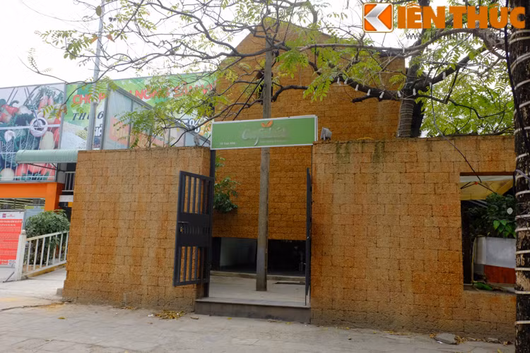 Nổi bật giữa nhiều công trình bê tông, cốt thép trên phố Trúc Khê (Hà Nội), một ngôi nhà đá ong độc lạ trở thành một điểm nhấn thu hút sự chú ý của người đi đường. Theo tìm hiểu, ngôi nhà được cải tạo từ một phần của công trình cũ xây dựng từ những năm 80. Sau khi cải tạo, nhà đá ong trở thành một nhà hàng thực phẩm chay.