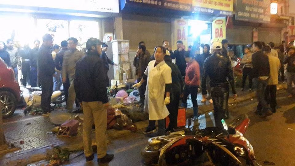 Một nạn nhân được nhân viên y tế chăm sóc trong lúc chờ xe cứu thương tới.