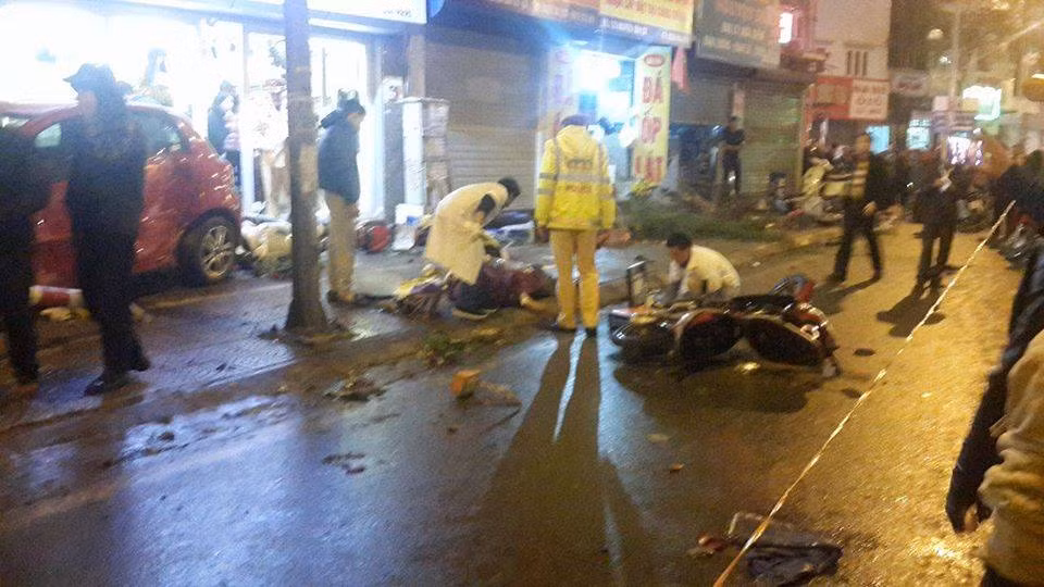 Công an khám nghiệm hiện trường.