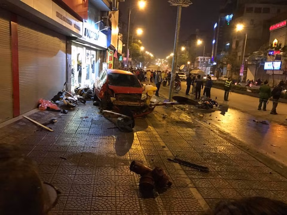 Chiếc ô tô điên sau đó tiếp tục chồm lên, đâm vào 5 người khác có mặt tại hiện trường, trong đó có một cháu nhỏ và chỉ dừng lại khi đâm gãy trụ sắt cứu hỏa và cột biển báo giao thông. Biển báo và trụ cứu hỏa cũng bị gãy văng ra.