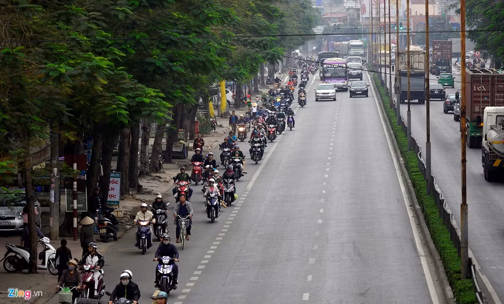 Những người từ địa phương khác về đất cảng ngạc nhiên khi thấy trên đường Nguyễn Văn Linh dài gần 10 km, người lái xe máy nghiêm chỉnh chấp hành luật giao thông, đi đúng làn của mình. Ở hai làn còn lại, ôtô không bị cản trở, thoải mái lưu thông.